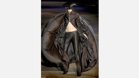 亚历山大·麦昆：时尚界的黑暗童话