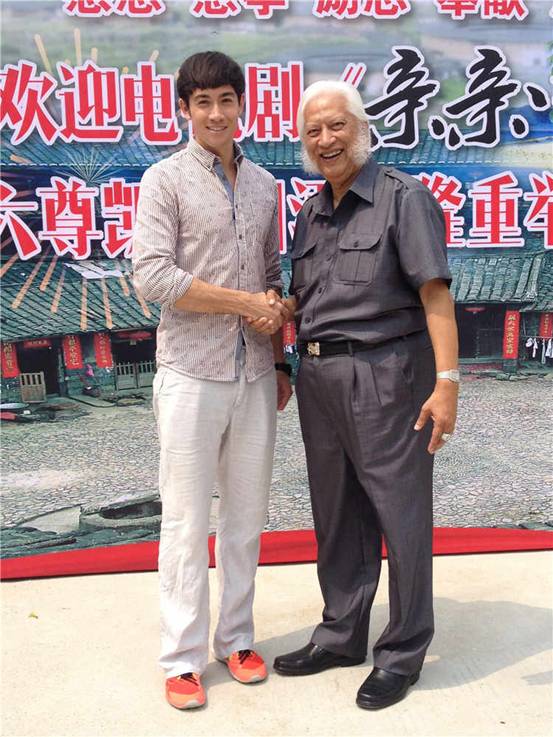 纪亚文拍摄《亲亲中国爹娘》变身传奇霸道总裁