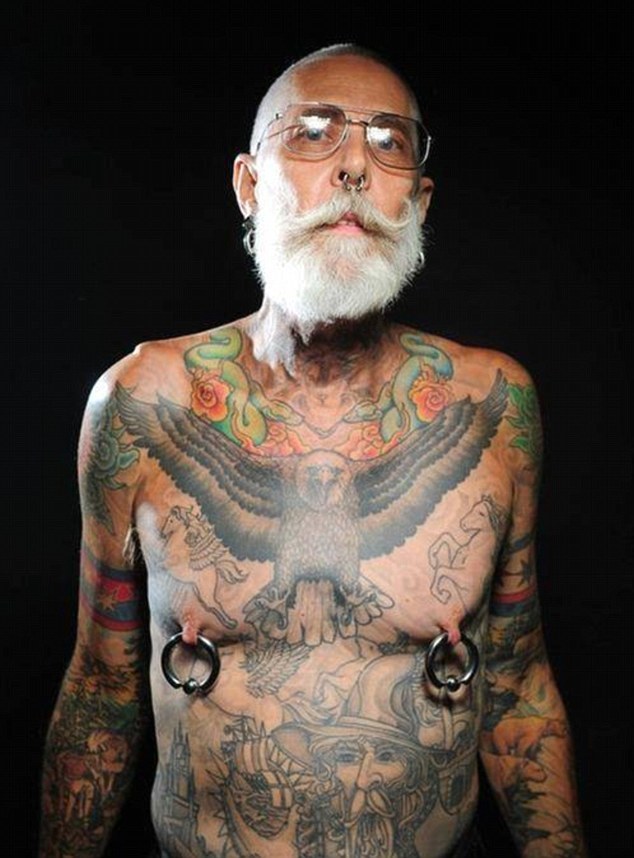 六旬老人裸身秀纹身：当你老了 纹身会变成什么样？