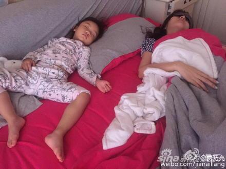 贾乃亮偷拍妻女睡姿 遭李小璐报复发丑照