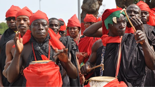 非洲来鸿：加纳的“制服”爱好者