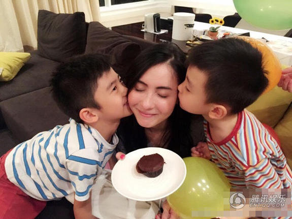 张柏芝庆35岁生日 俩儿子左右夹击为妈妈献吻