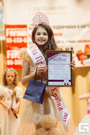 最美10岁女孩！乌克兰小美人儿夺“世界小小姐”后冠