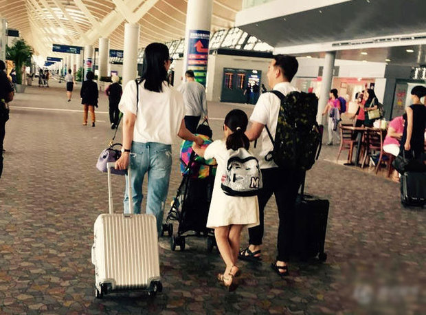 黄磊一家四口合影 二胎小女儿正面照首曝光