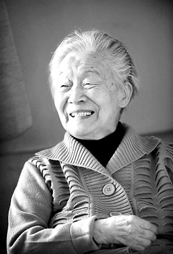 杨绛低调迎104岁生日 仍思路清晰精神矍铄