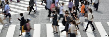 日本进入智能手机与“哑巴走路”时代