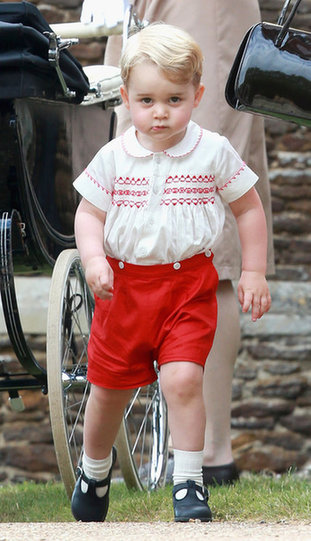 乔治王子两岁啦 王室成员都怎样评价这个萌娃？