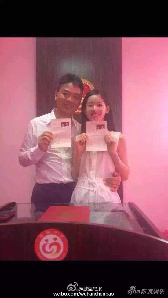 曝奶茶妹妹刘强东领证 夫妻二人幸福甜笑