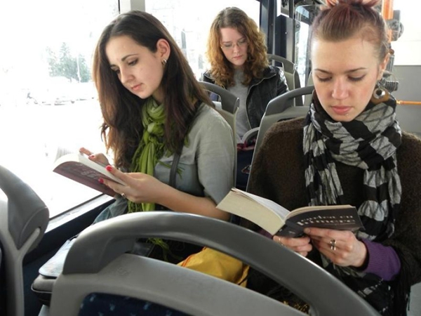 罗马尼亚一城市允许看书的乘客免费乘公交 鼓