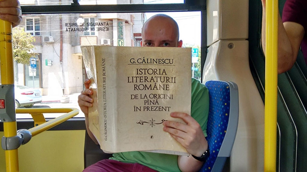 罗马尼亚一城市允许看书的乘客免费乘公交 鼓励人们多阅读