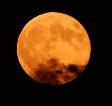 昨夜天空现“超级月亮” 观星爱好者纷纷拍照晒图