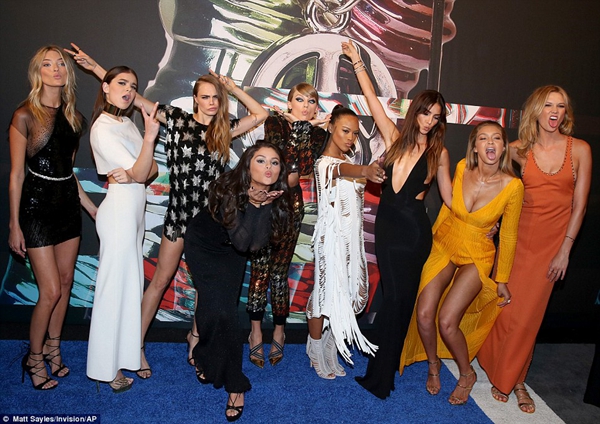 2015MTV VMA颁奖礼红毯 泰勒·斯威夫特携好友盛装出席
