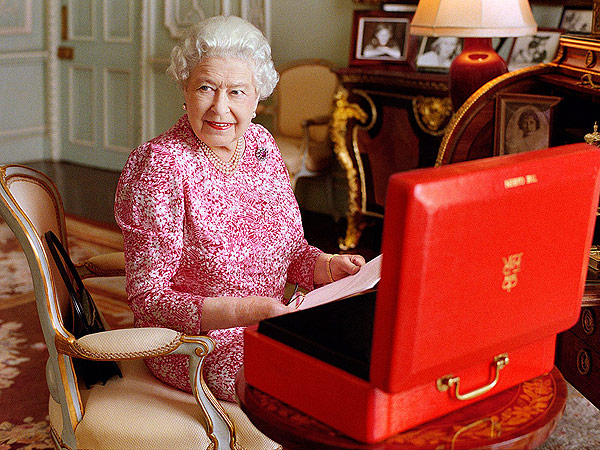 伊丽莎白二世新照片曝光 纪念女王成为英国在位时间最长君主