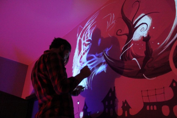 艺术家为女孩房间绘制壁画 关上灯后如同走进梦幻世界