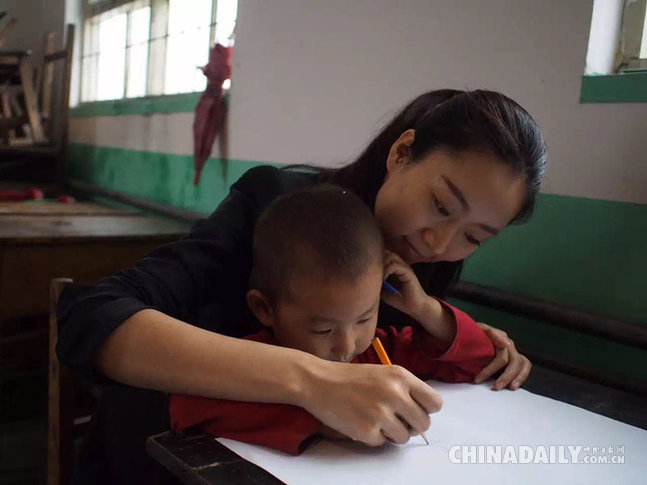 尚雯婕、龚伟杰、午歌探访贫困地区希望小学献爱心