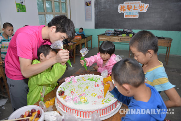 尚雯婕、龚伟杰、午歌探访贫困地区希望小学献爱心