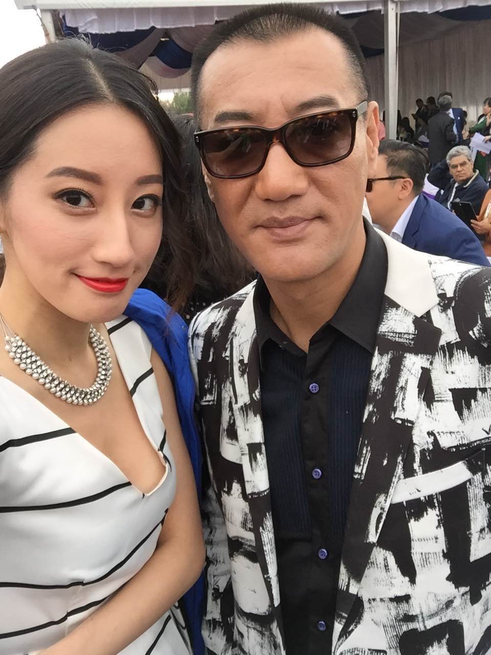 王者心现身金鸡闭幕红毯 与王思懿后台交流