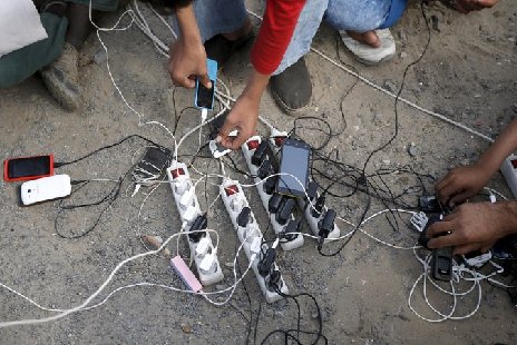 新世纪难民指南：智能手机成必需品