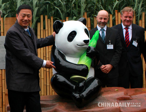 中国熊猫“重回”伦敦动物园 中英友谊源远流长
