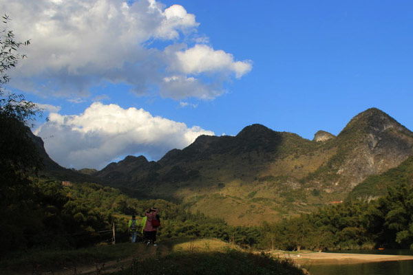冬季旅游:脱掉貂皮袄 到黔南的艳阳里露腰