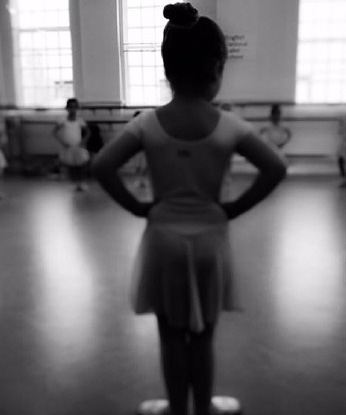 贝克汉姆女儿近照曝光 跳芭蕾舞姿态优雅
