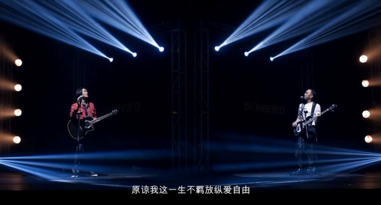 黄家强“隔空”对唱黄家驹，网友：拥抱一刻感动哭了