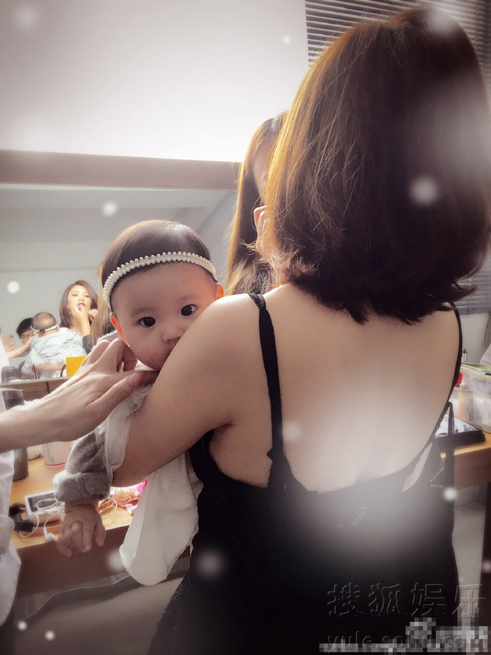 贾静雯带小女儿一起工作 穿吊带上衣露美背