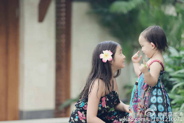 黄磊晒两个女儿美照 多多与妹妹穿同款裙子对视