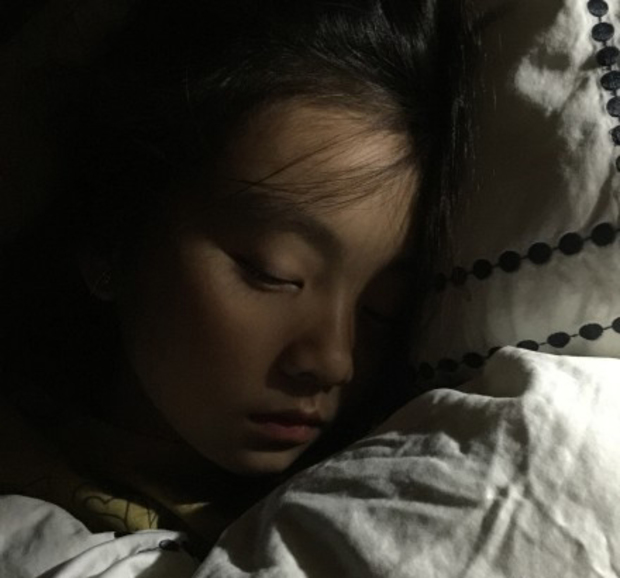 黄磊晒两个女儿美照 多多与妹妹穿同款裙子对视