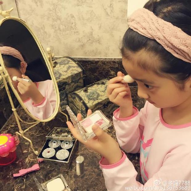 黄磊晒两个女儿美照 多多与妹妹穿同款裙子对视