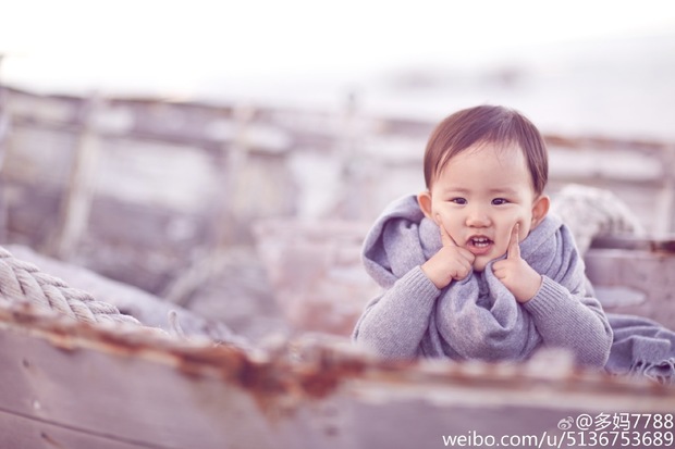 黄磊晒两个女儿美照 多多与妹妹穿同款裙子对视