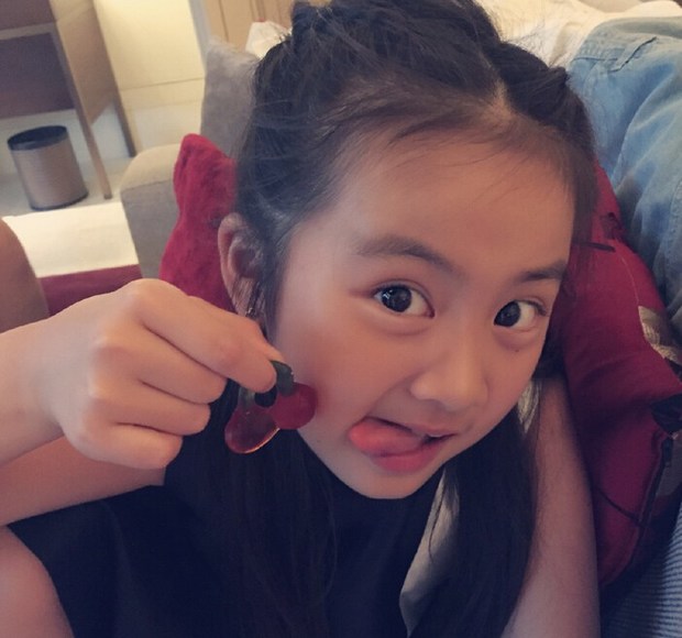黄磊晒两个女儿美照 多多与妹妹穿同款裙子对视