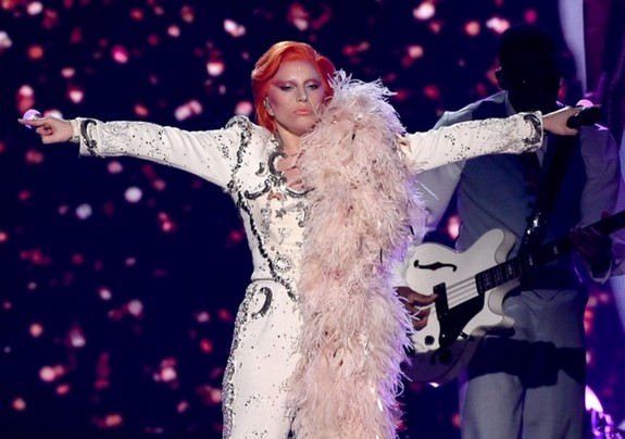 Lady Gaga格莱美致敬大卫·鲍伊 脸上的变色妆容是如何炼成的？