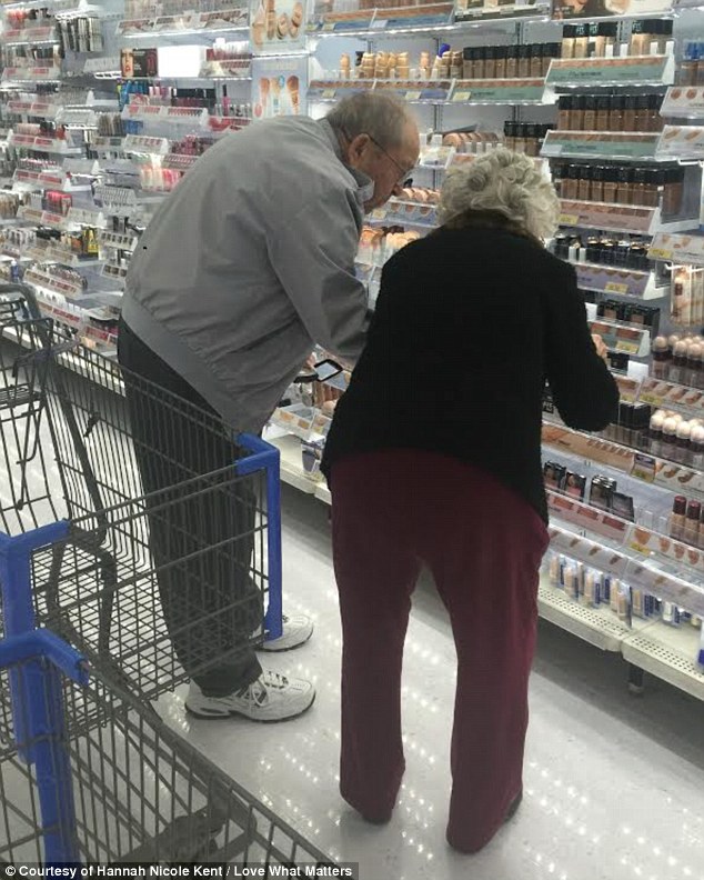 最浪漫的事：白发老人弯腰帮妻子挑选化妆品