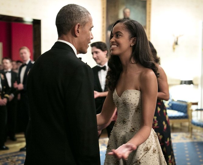 奥巴马小女儿国宴上与偶像攀谈 大女儿为其点赞
