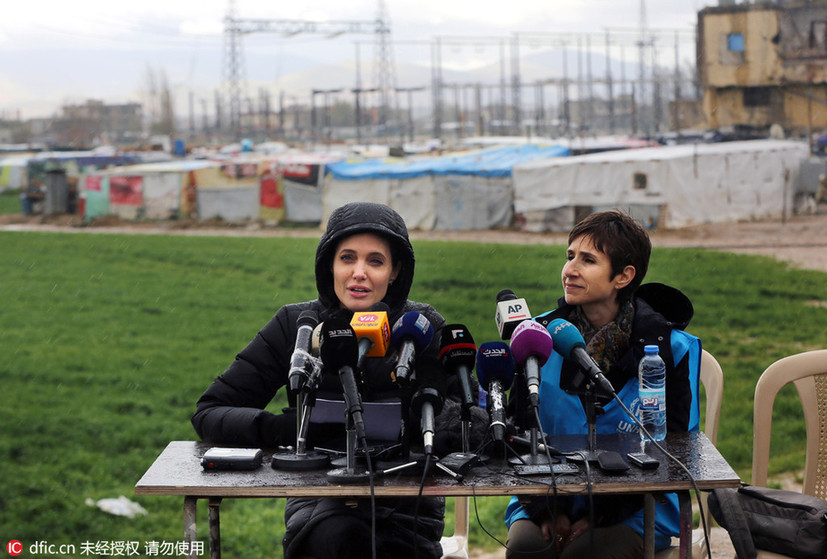 安吉丽娜·朱莉冒雨访问叙利亚难民营