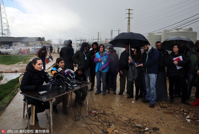 安吉丽娜·朱莉冒雨访问叙利亚难民营