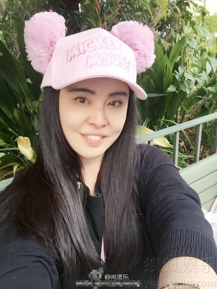 王祖贤迪士尼游玩 戴米奇帽卖萌颜值不减