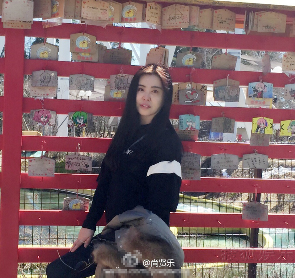 王祖贤迪士尼游玩 戴米奇帽卖萌颜值不减