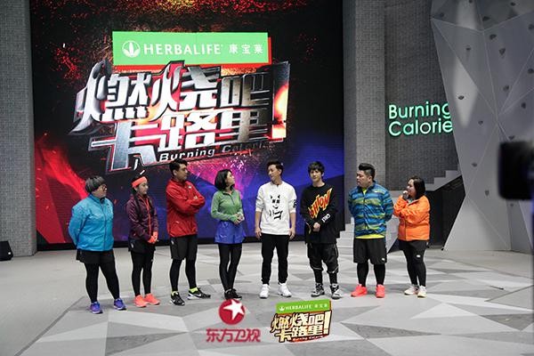 韩庚化身健身教练 自曝三围数据令人艳羡