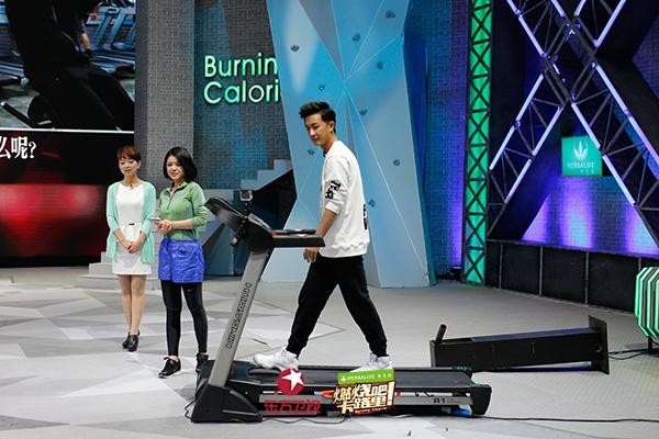韩庚化身健身教练 自曝三围数据令人艳羡