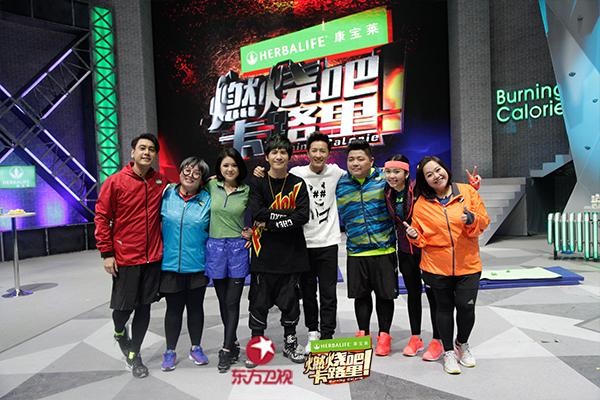 韩庚化身健身教练 自曝三围数据令人艳羡