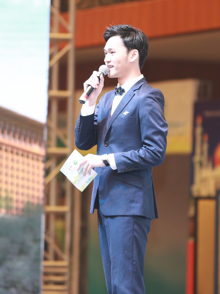 李泽新亮相陕西人气爆棚 与粉丝亲切合影