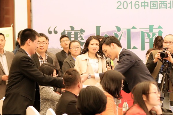 李泽新亮相陕西人气爆棚 与粉丝亲切合影