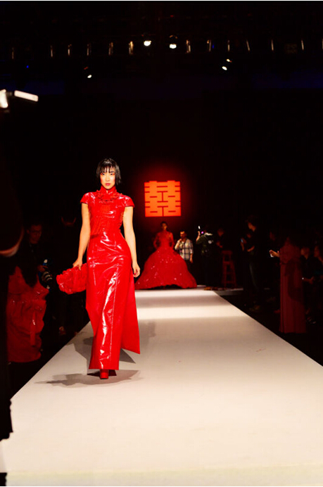苏西超模2016年领衔中国国际时装大秀