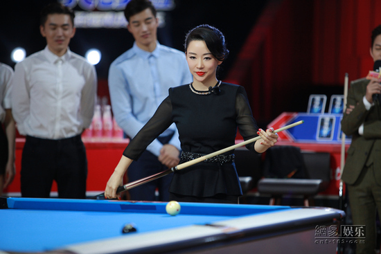 潘晓婷刘莎莎亮相《冠军》 撞硬币似