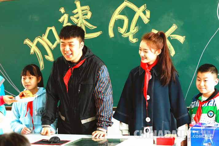 林允杜海涛助力“加速成长”公益计划，探访打工子弟学校