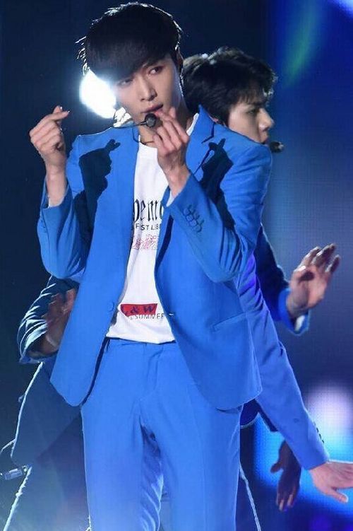 EXO九人“合体”震撼舞台 张艺兴比爱心