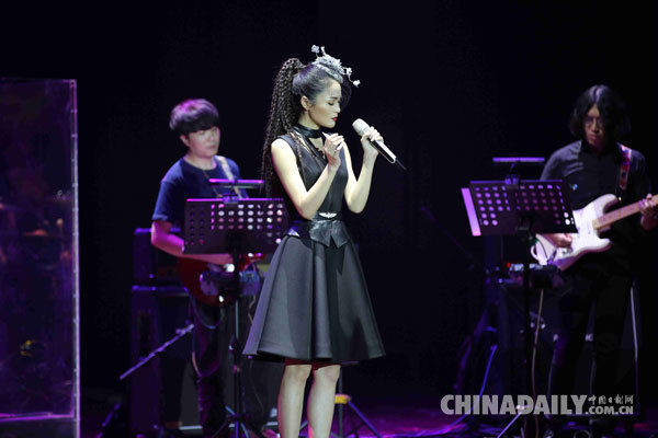 龚爽《隐翅》演唱会“曲动京城” 民乐“精灵”变身摇滚女神