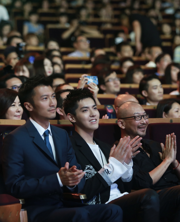 吴亦凡斩获上影节“年度新人”大奖 深情出演《夏有乔木》为爱隐忍惹人怜爱
